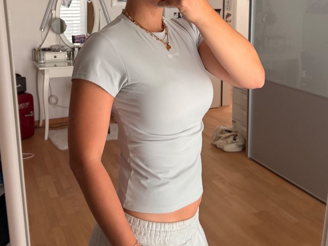 DFYNE Top: DFYNE Impact Short Sleeve Top – Usato da Wangen ZH venduto da sha_5flw 1