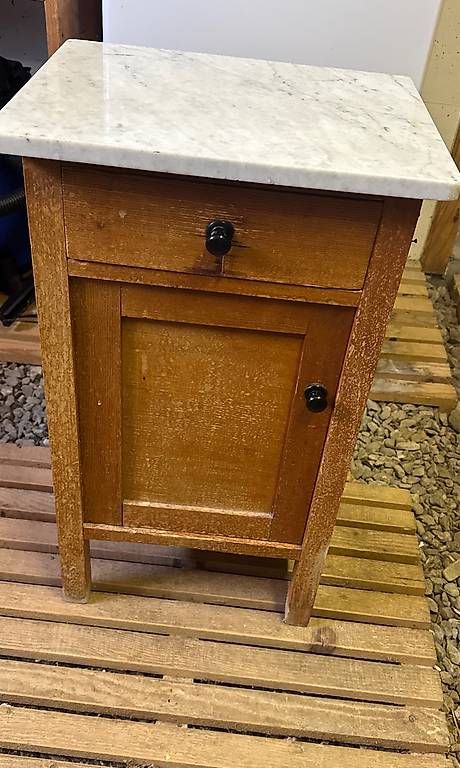 Tables de nuit: Nachttisch  – D'occasion à Matten(St.Stephan) par ren_r8tw