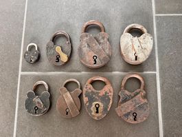 8 unterschiedliche antike Vorhängeschlösser