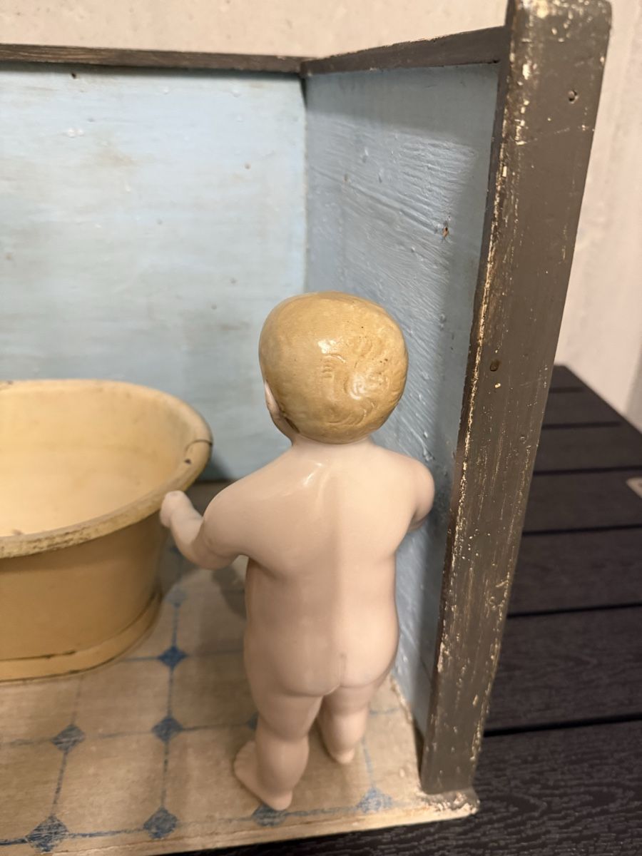 Case e mobili per bambole: Antike Puppenstube Badezimmer mit Badepuppe – Usato da Biel/Bienne venduto da newyorker80 3