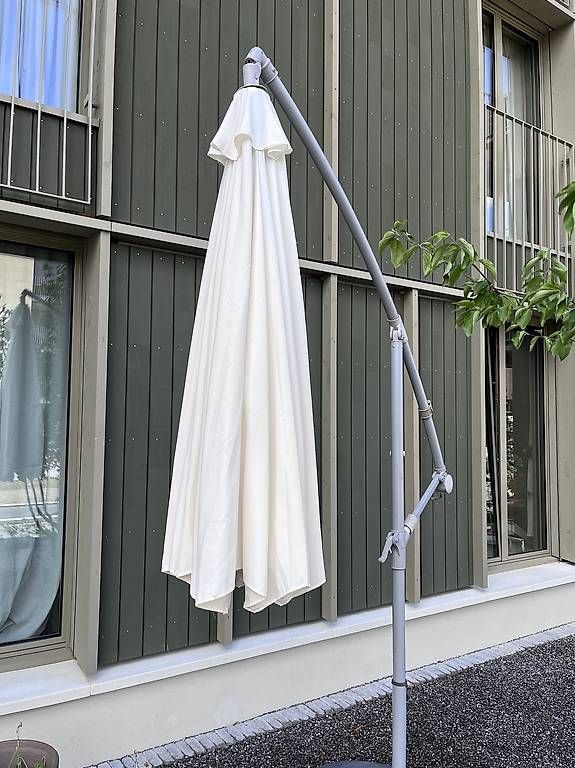 Ombrelloni: Sonnenschirm mit Sockel inkl. Schutzhülle – Usato da Kriens venduto da Giuli-etta 2