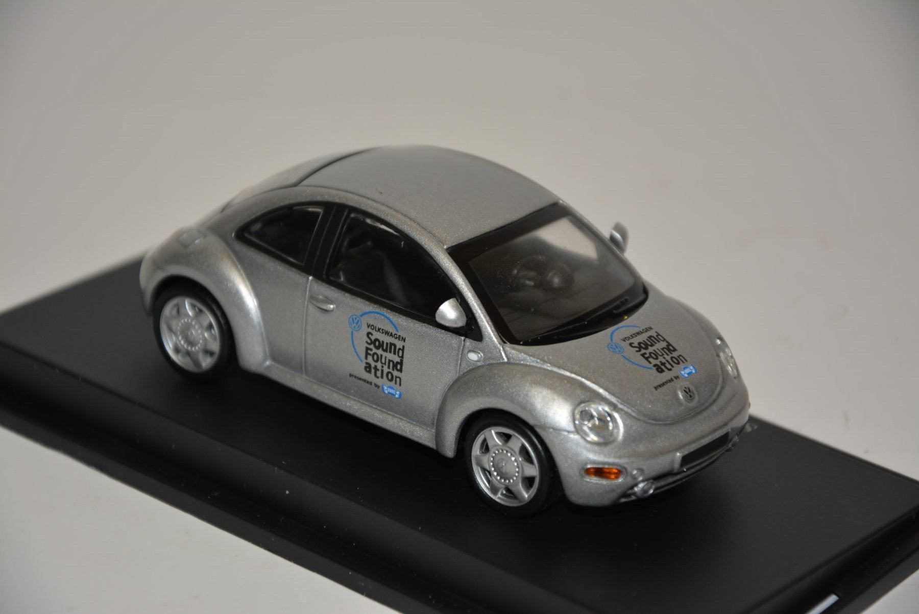 Volkswagen Modellini d'auto: VW New Beetle Sound Foundation , 1:43 – Nuovo e nell'imballaggio originale da Goldach venduto da Feivel9 4