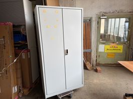 schöner Lista Metallschrank mit 4 Stk Schwerlast Tablare