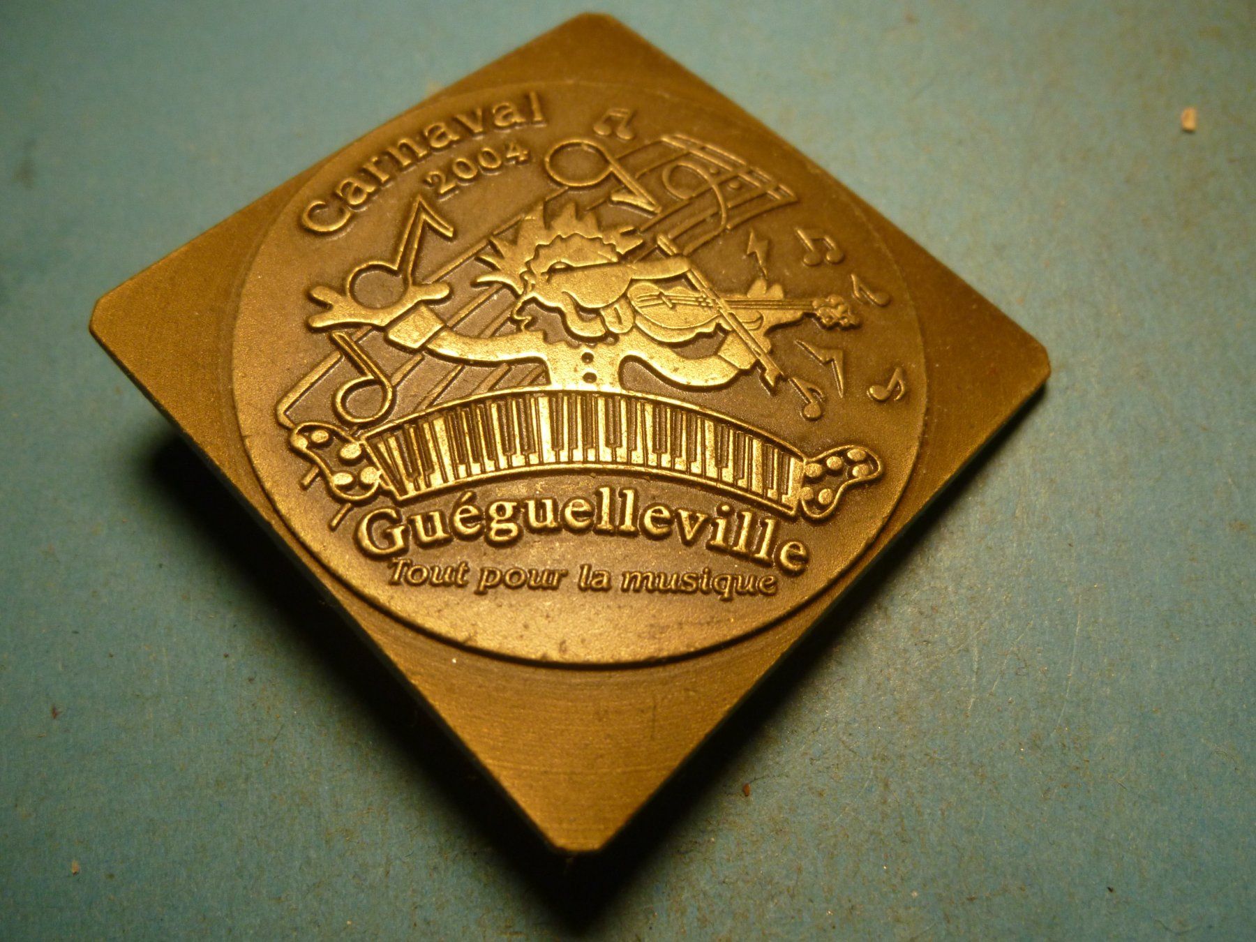 Plaquettes & Badges: GUEGUELLEVILLE  2004 BRONZE – D'occasion à Ried (Muotathal) par Mandarin02