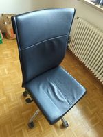 Schwarzer Bürostuhl / Schreibtischstuhl