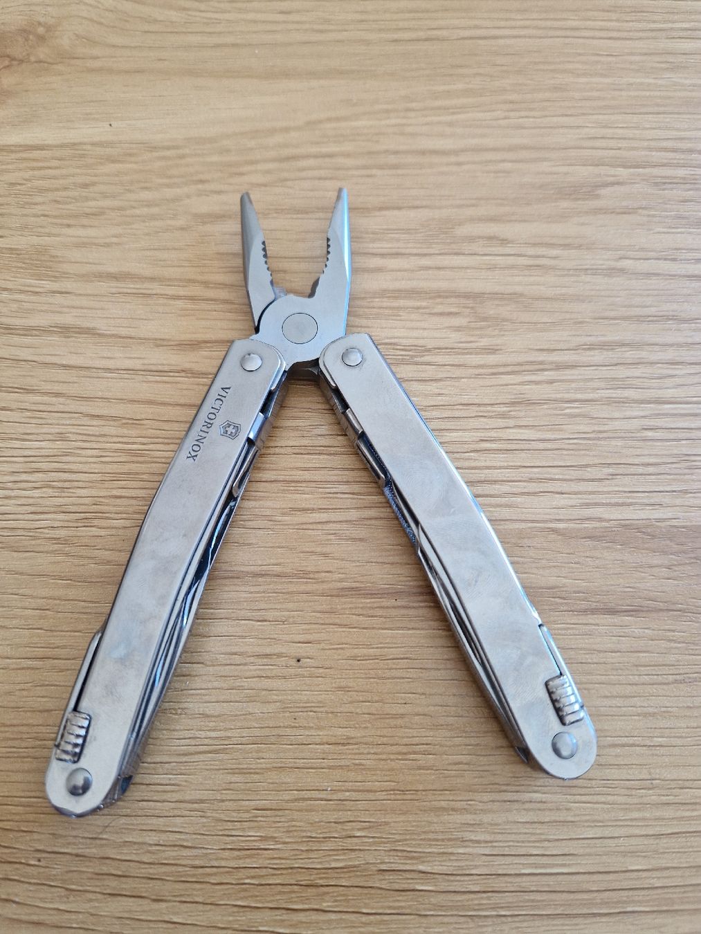 Victorinox Coltelli tascabile: Victorinox SwissTool Multitool mit Etui – Nuovo (secondo la descrizione) da Schwanden GL venduto da Sabrinagiulia 1