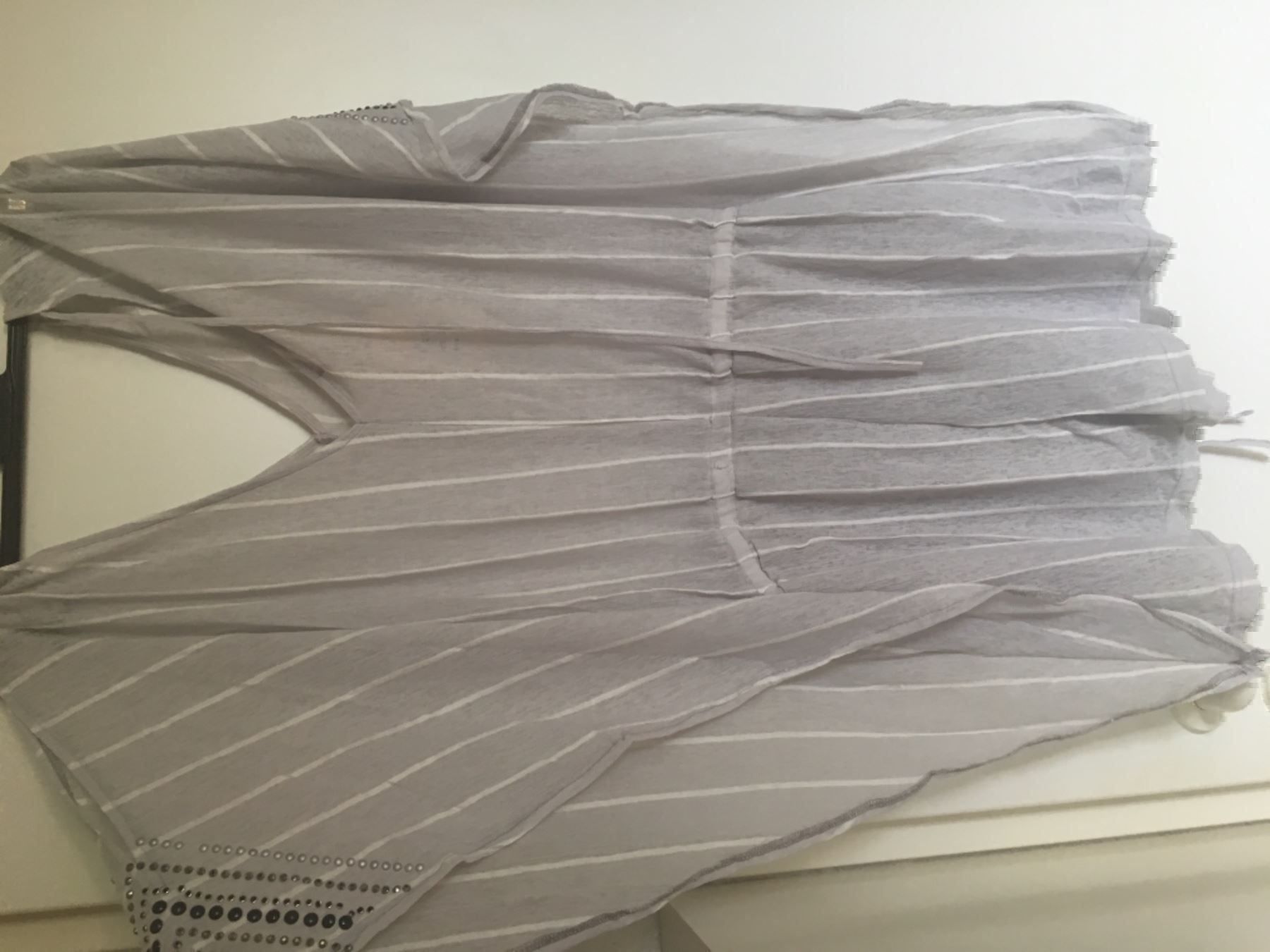 Pantaloni: Combishort grise à rayures blanches – Nuovo e nell'imballaggio originale da Petit-Lancy venduto da mina222