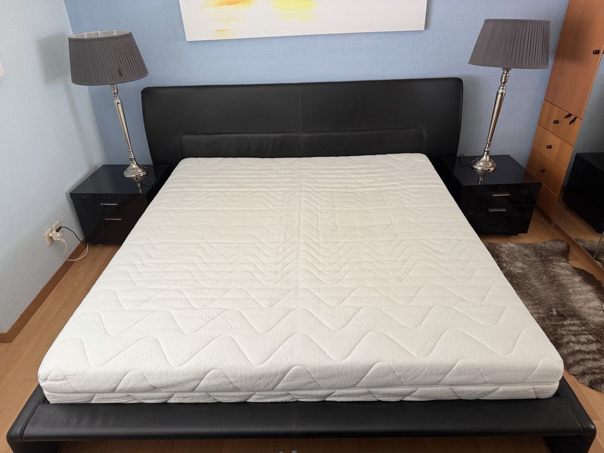Betten: Designer Bettgestell Leder Schwarz Extra large Doppelbett – Gebraucht aus Erlenbach ZH von topchick