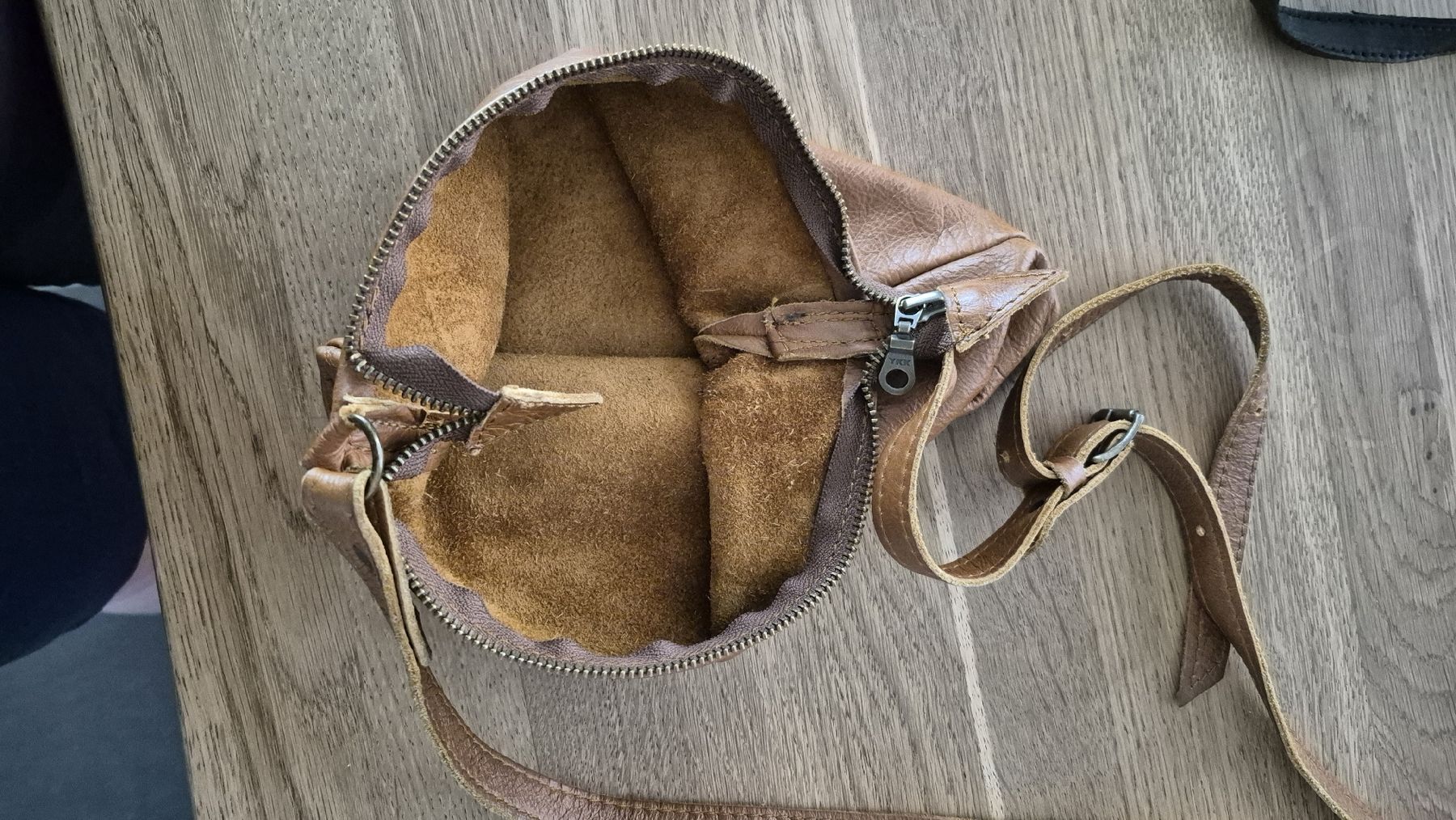 Sacs: Rowdy Leder Umhängetasche  – D'occasion à Aarberg par Cnika 2
