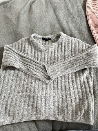 2 Graue Pullover