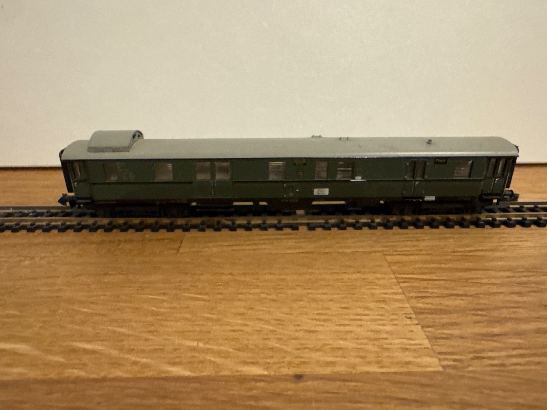 Trix Modellini di ferrovie: Minitrix 3152 DB Pack- und Postwagen – Usato da Schlierbach venduto da Look8