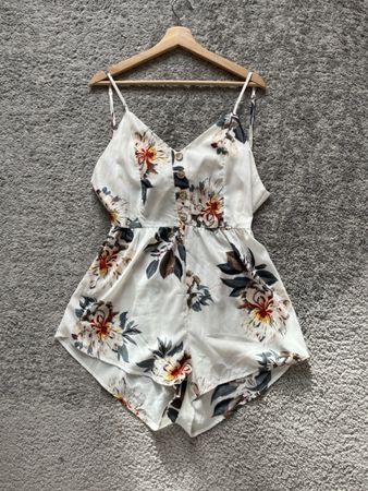 Combinaison short blanche floral taille M jamais porté