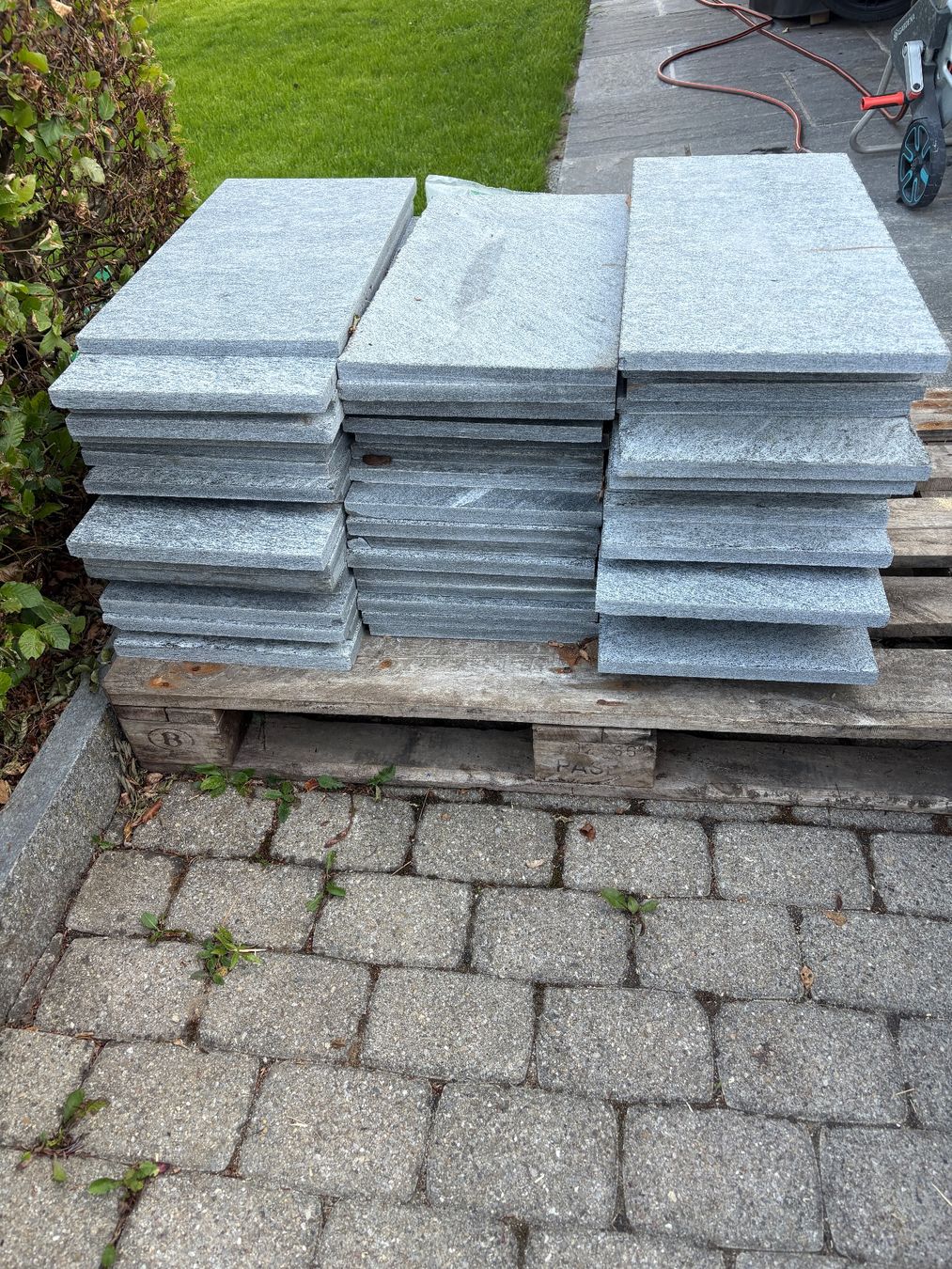 Bodenbeläge: Granitplatten – Gebraucht aus Ehrendingen von Salix25