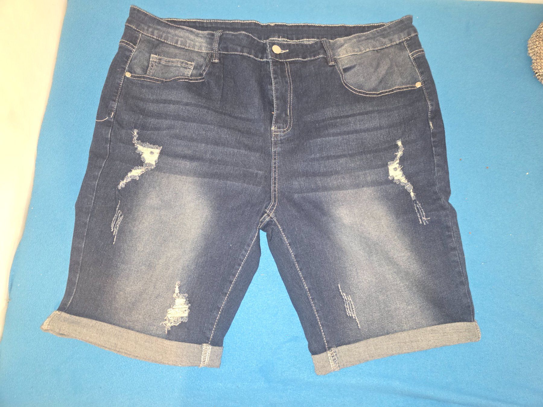 Jeans: Short en jean délavé, – Nuovo (secondo la descrizione) da Le Locle venduto da imperium-boutique