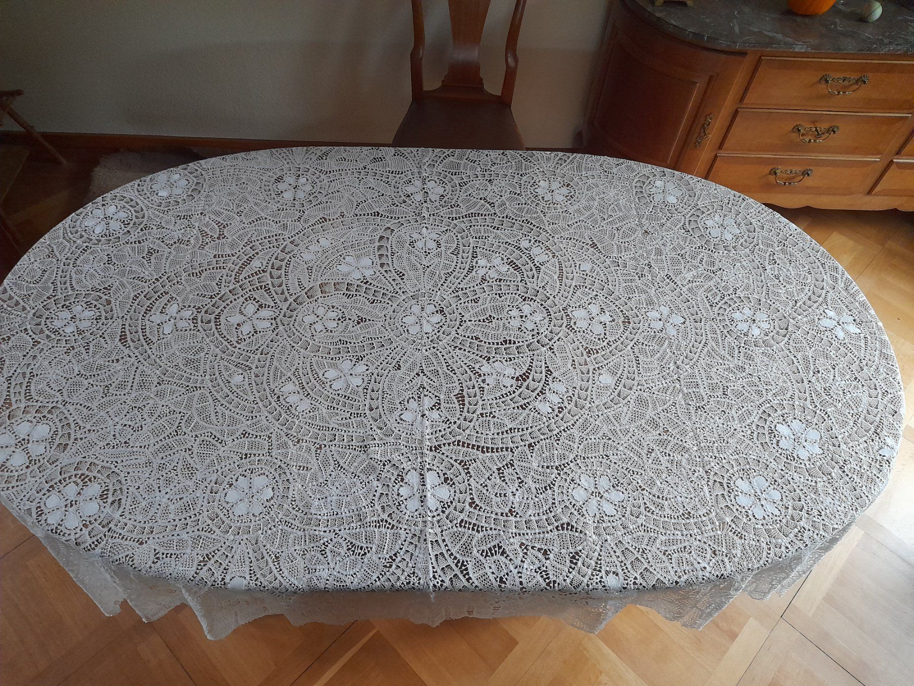Coperte: ANTIKE GROSSE SPITZENTISCHDECKE, HANDARBEIT  250x170 – Nuovo (secondo la descrizione) da Lenzburg venduto da mayfair02