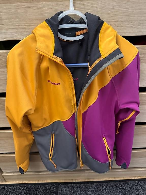 Mammut Jacken: Mammut Drytech Premium Jacke, Softshell Jacke und Mütze – Gebraucht aus Rorbas von Astrafix 1
