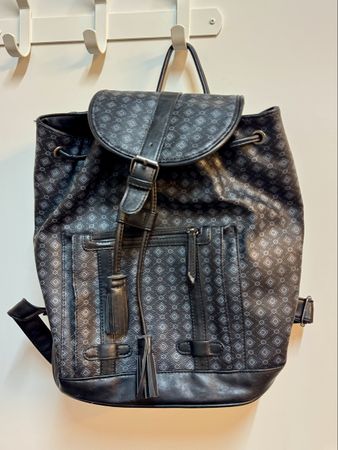 Schwarzer Rucksack mit Muster, perfekt für den Herbst 🎒