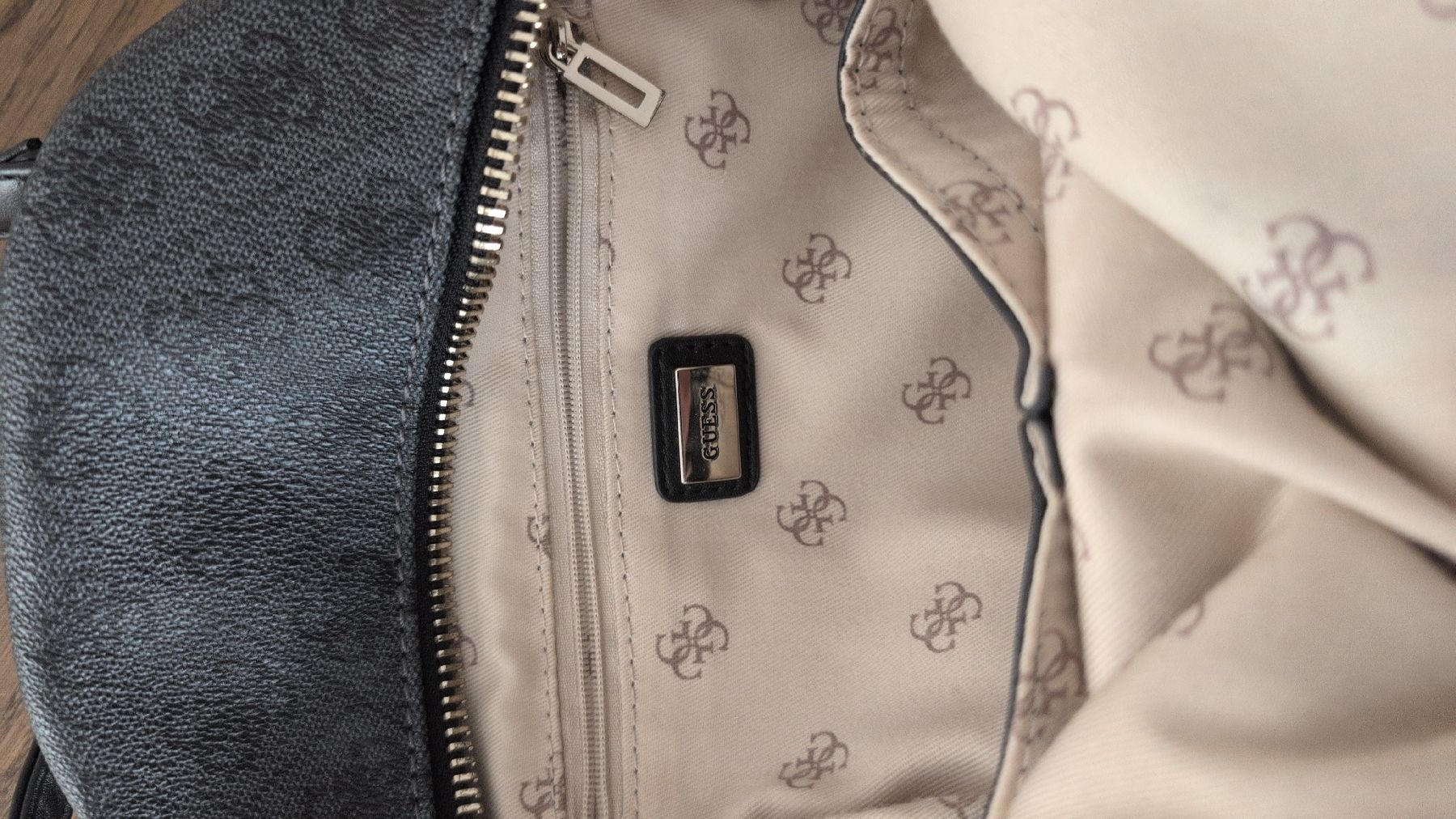 Guess Zaini: Rucksack Guess schwarz mit Kette – Nuovo (secondo la descrizione) da Berschis venduto da fid_5dnd 1