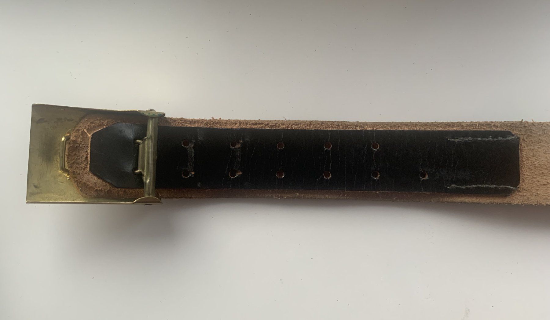 Ceintures: Schwarzer Ledergürtel mit Messingschnalle – D'occasion à Ebnat-Kappel par pourlemerite 4