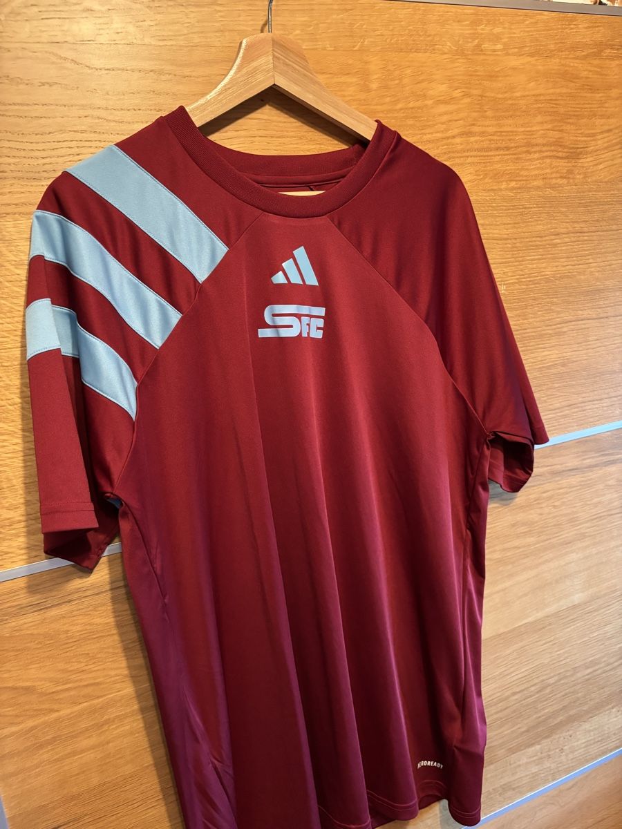 Maillots de corps & Pantalons: Maillot Servette fc – D'occasion à Genolier par Arnaud-1196