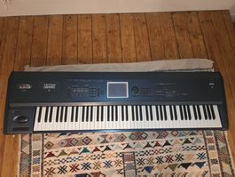 Korg Triton Extreme 88 Keyboard inkl Holz Ständer & Pedalen