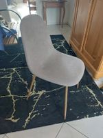 grauer Stuhl aus Stoff