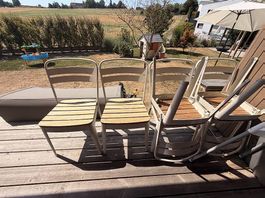 6 Gartenstühle aus Holz mit Metallbeinen