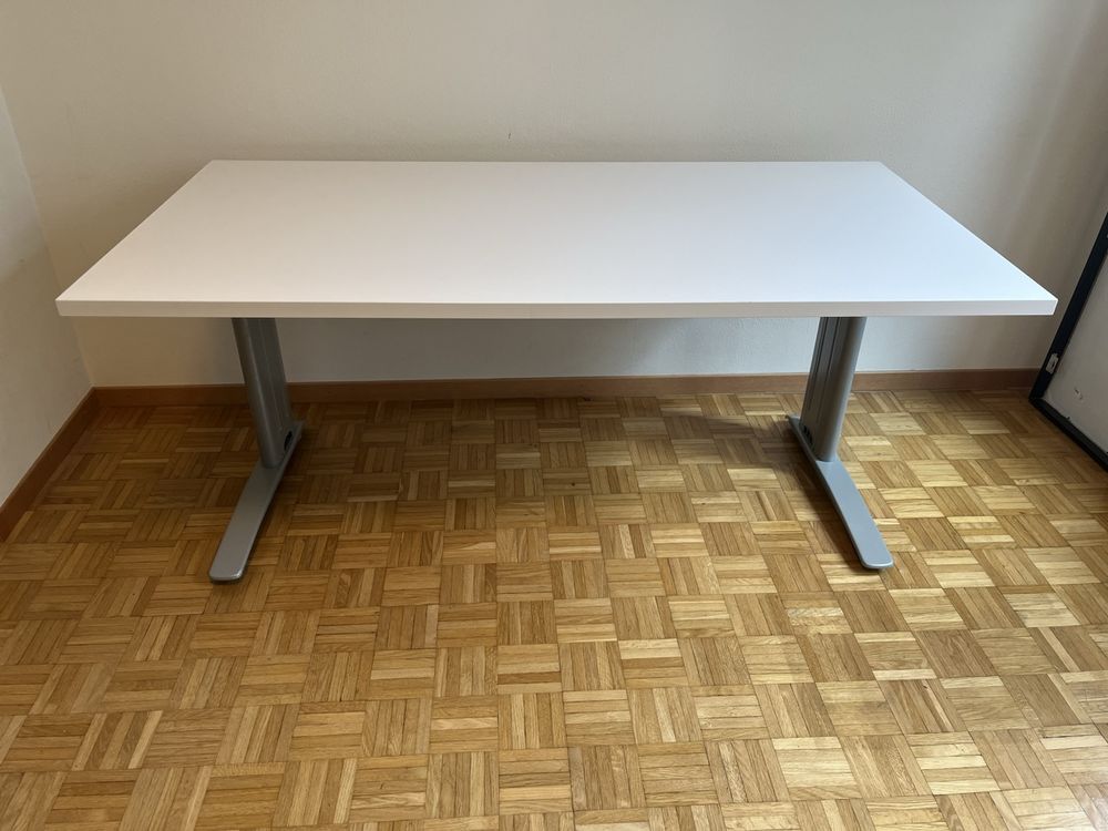 Scrivanie: Schreibtisch 160x80cm – Usato da Nänikon venduto da Pflip 1