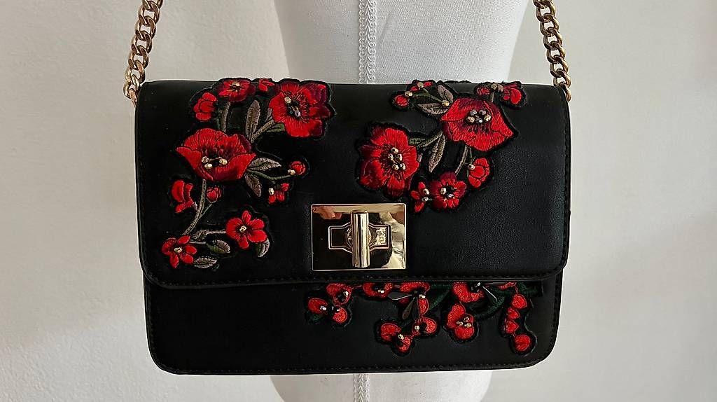 Borse da donna: Tasche schwarz/rote Blumen – Usato da Volketswil venduto da oli_l2zq 1