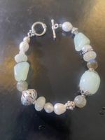 Elegantes Armband mit Suesswasserperlen und Edelsteinen