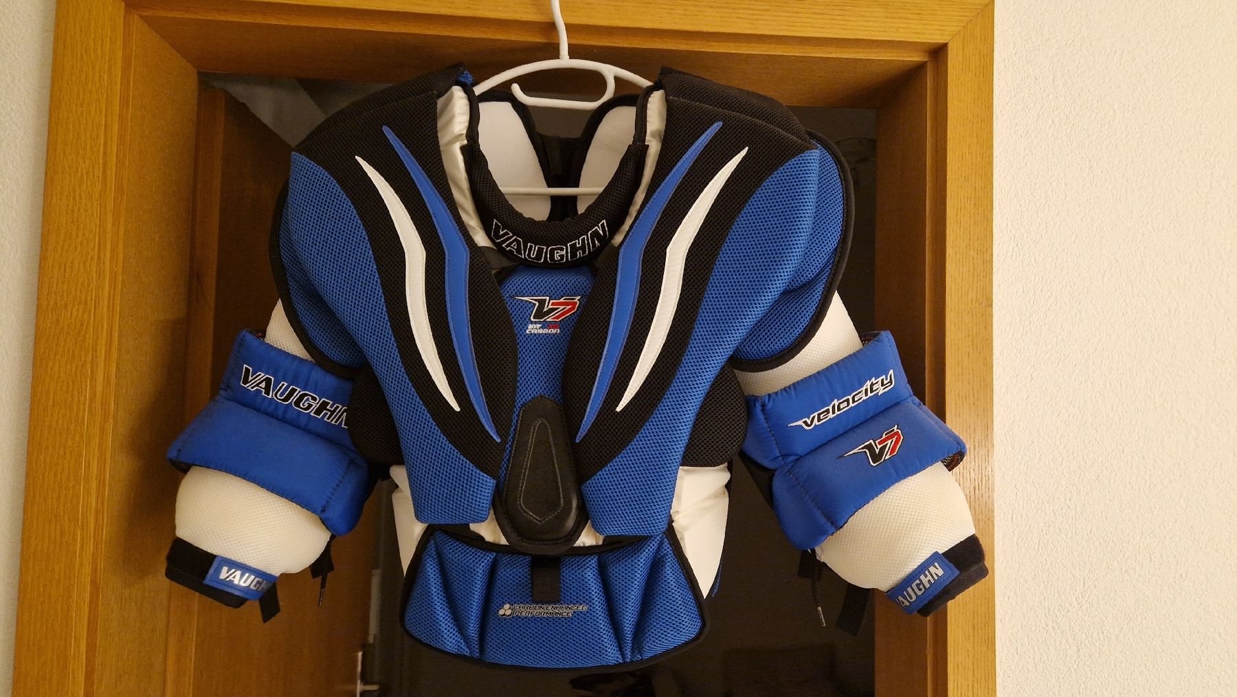 Scarpe, pantaloni & magliette da ginnastica: Goalie Brustpanzer Eishockey Vaughn V7 NEU – Nuovo e nell'imballaggio originale da Laupen BE venduto da Vogilny24