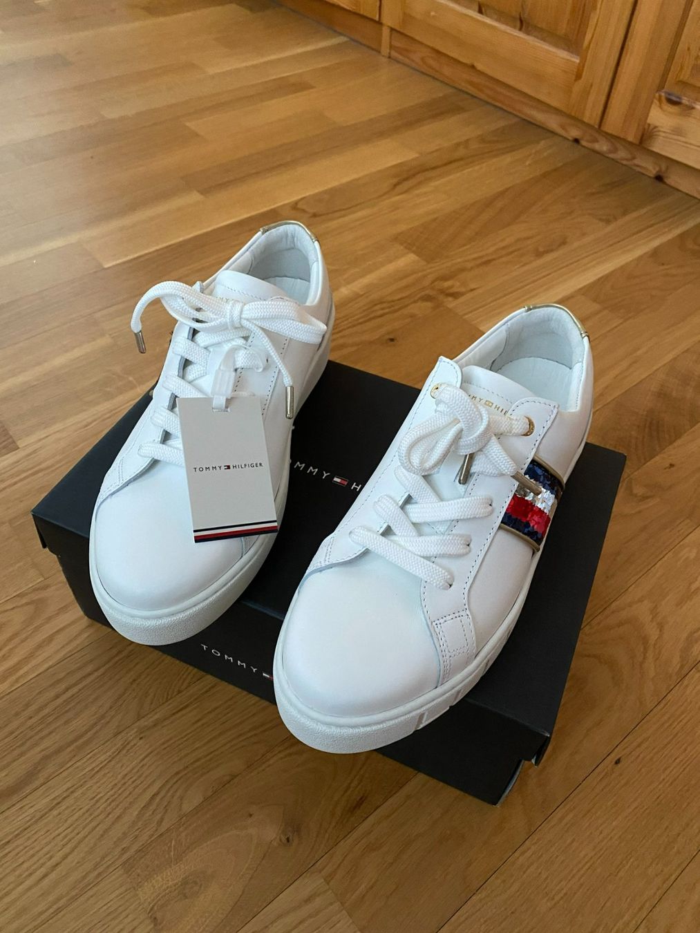Tommy Hilfiger Damenschuhe: TOMMY HILFIGER SNEAKER, GRÖSSE 42, WEISS – Neu und originalverpackt aus Kaiseraugst von tombstonemarshal 1