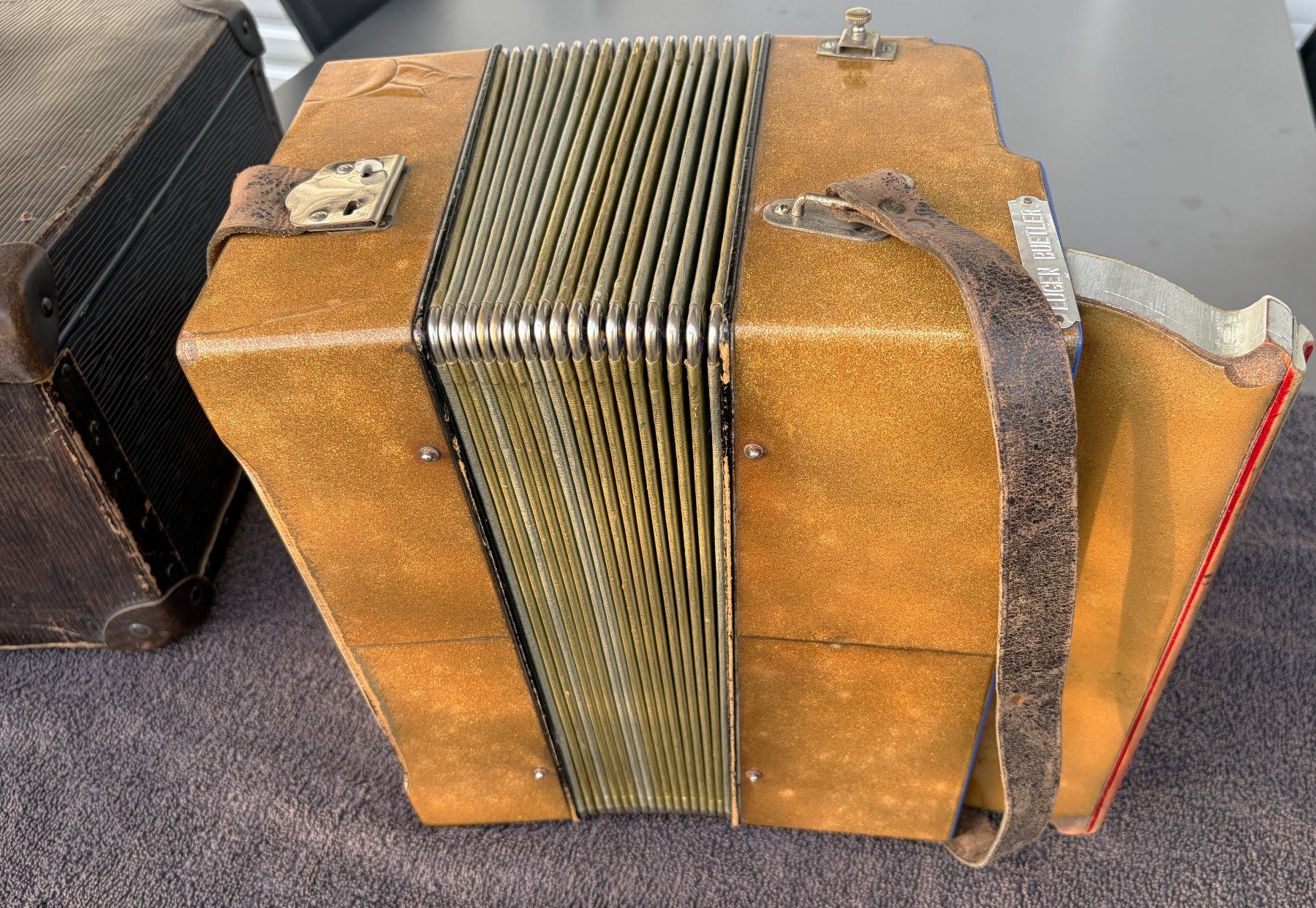 Helbling Musikinstrumente: Akkordeon Schwyzerörgeli Helbling's Silberton mit Koffer – Gebraucht aus Wangen b. Olten von Buntgemischt 5