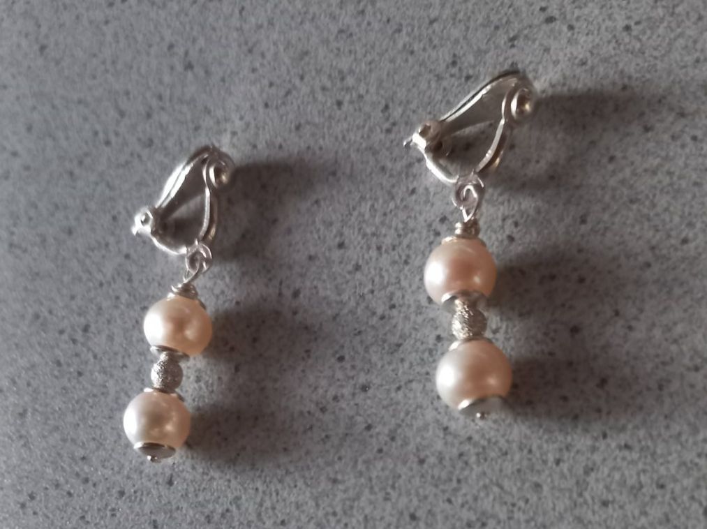 Orecchini pendenti & Orecchini a lobo: Elegante Ohrclips mit Perlen und Silber Kugel – Nuovo (secondo la descrizione) da Winistorf venduto da acreativ2