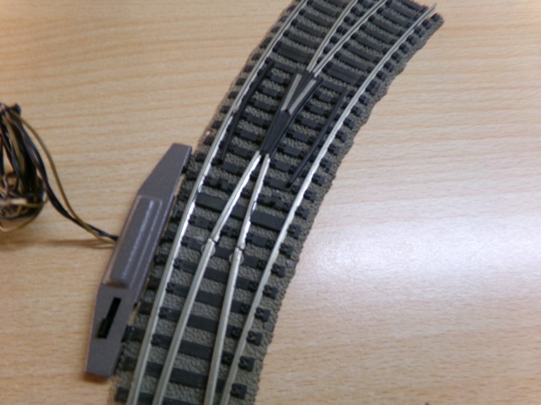Fleischmann Modellini di ferrovie: Fleischmann H0 Profigleis Bogenweiche rechts 6142 mit Antrie – Usato da Hombrechtikon venduto da Se9 2