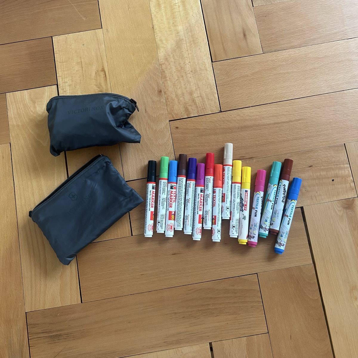 Penna & Evidenziatori: Textilstifte Set mit 2 Victorinox Mäppchen, Top Zustand – Usato da Zürich venduto da julia.h__