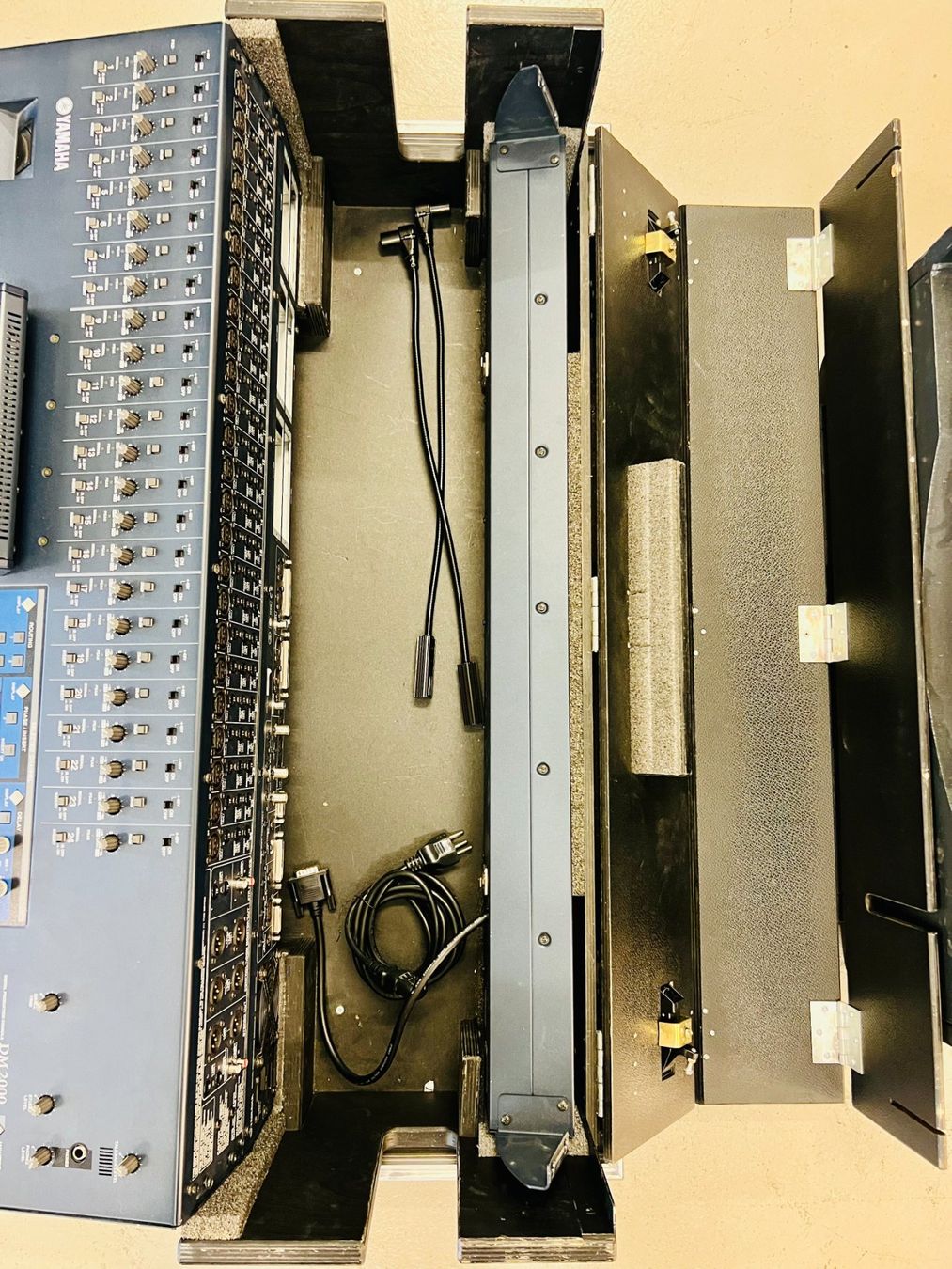 Yamaha Console di mixaggio: Yamaha DM2000 V2 Digital Mixer inkl. Meter Bridge und Case – Usato da Dietikon venduto da ExaLightAndSound 4