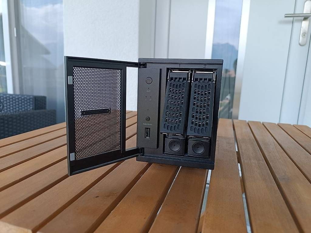 Netgear Server: Netgear ReadyNAS Duo NAS – Usato da Bettwiesen venduto da Wanda003 2