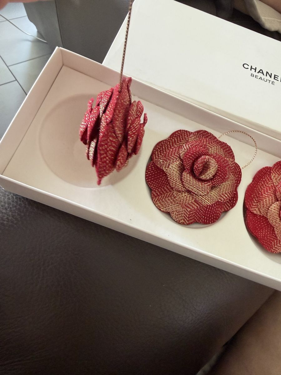 Toutes les décorations: Camelie Chanel tris – Neuf avec emballage d'origine à Allschwil par Figidindia 1
