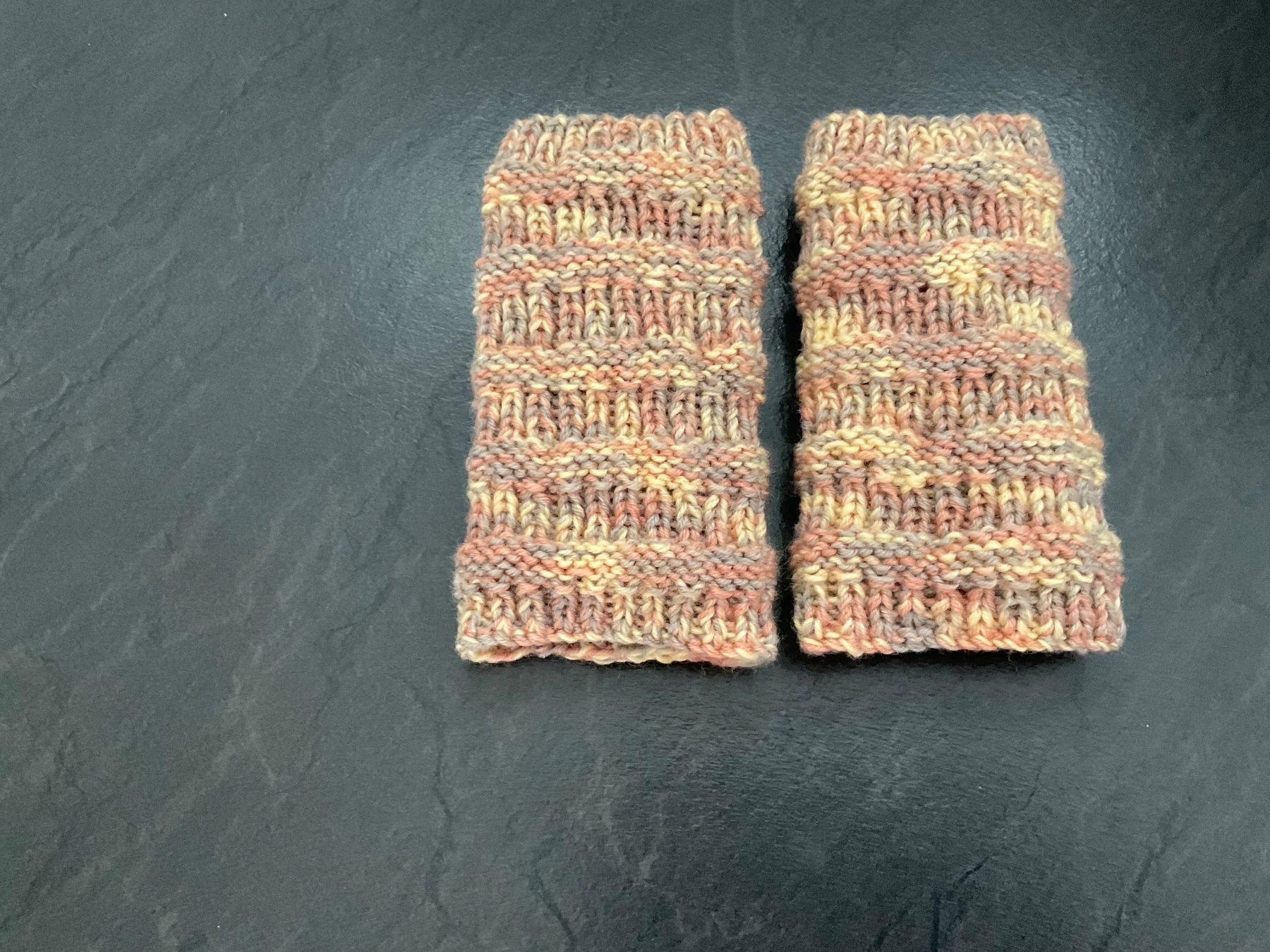 Guanti & manicotti: Handgestrickte Pulswärmer Amedisli – Nuovo (secondo la descrizione) da Wetzikon ZH venduto da FeeF