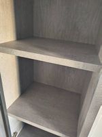 Vitrinenschrank Betonoptik mit Metall/Echtglastür