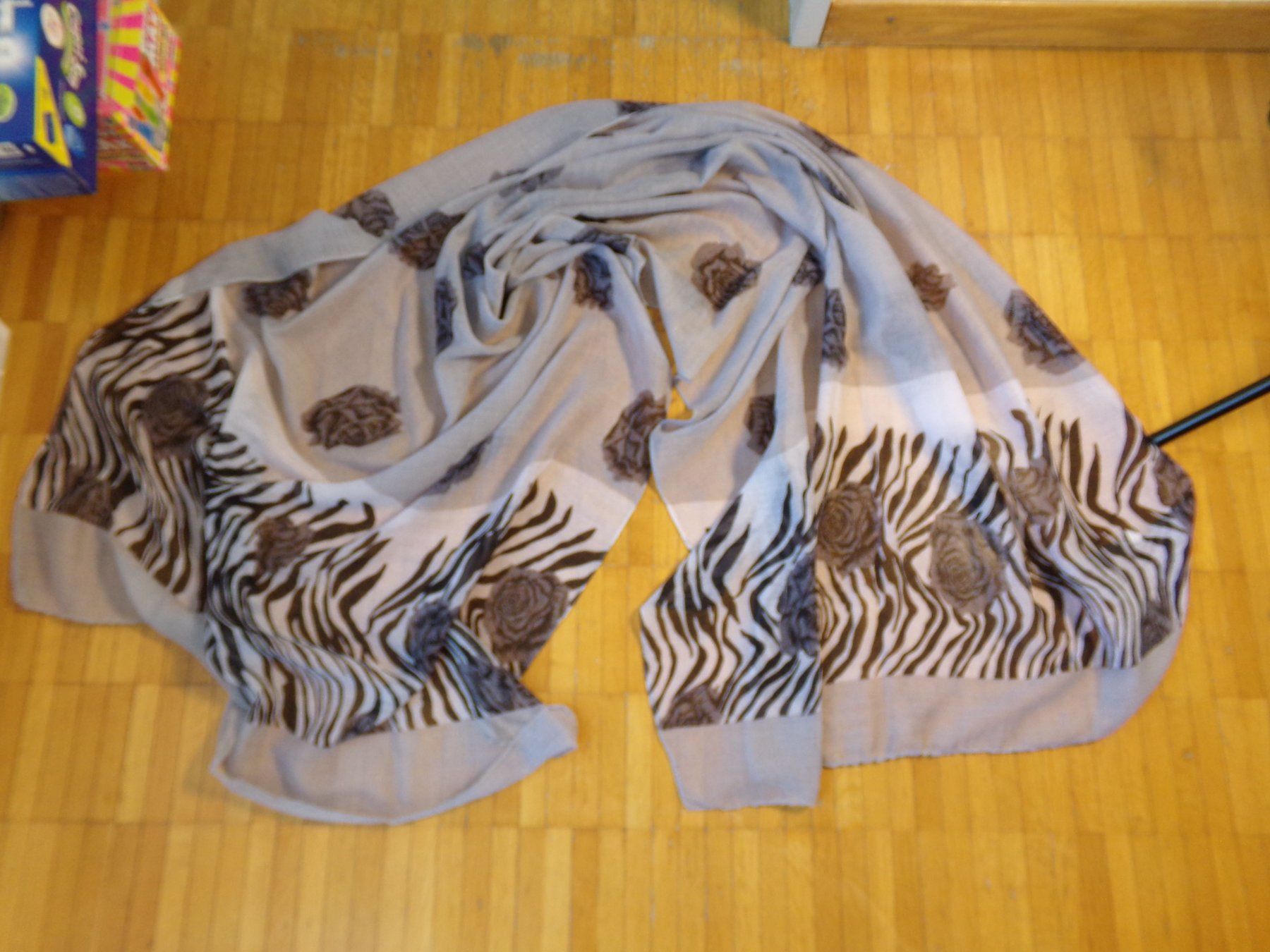 Foulard & Sciarpe: Damen Schal grau mit Rosen – Usato da Winterthur venduto da Jessi_di