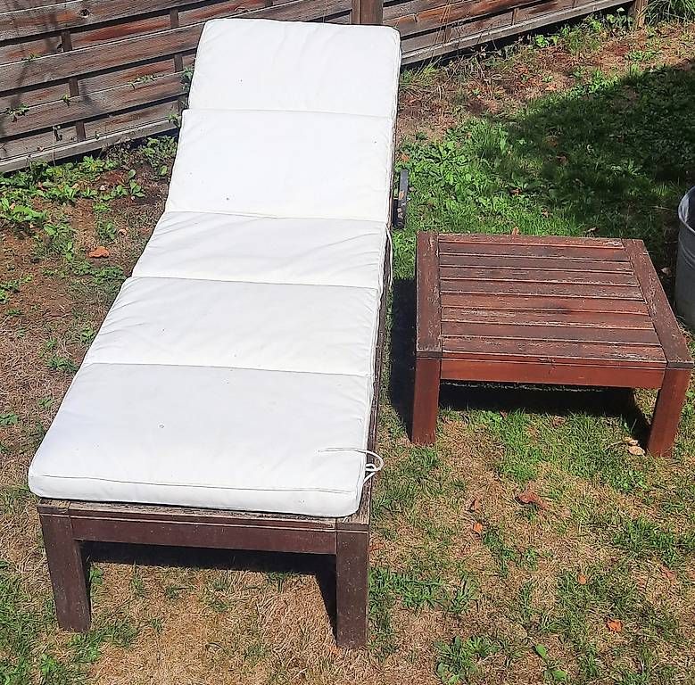 Liegen & Liegestühle: 2 Gartenliegen und Beistelltisch – Gebraucht aus Zofingen von Klangfarben