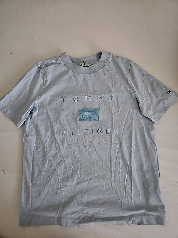Tommy Hilfiger T-Shirts: Tommy Hilfiger T-Shirt – Neu (gemäss Beschreibung) aus Zollikofen von nel_5f8w