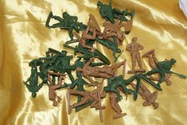 (60) Alte Spielzeug Soldaten aus Kunstoff