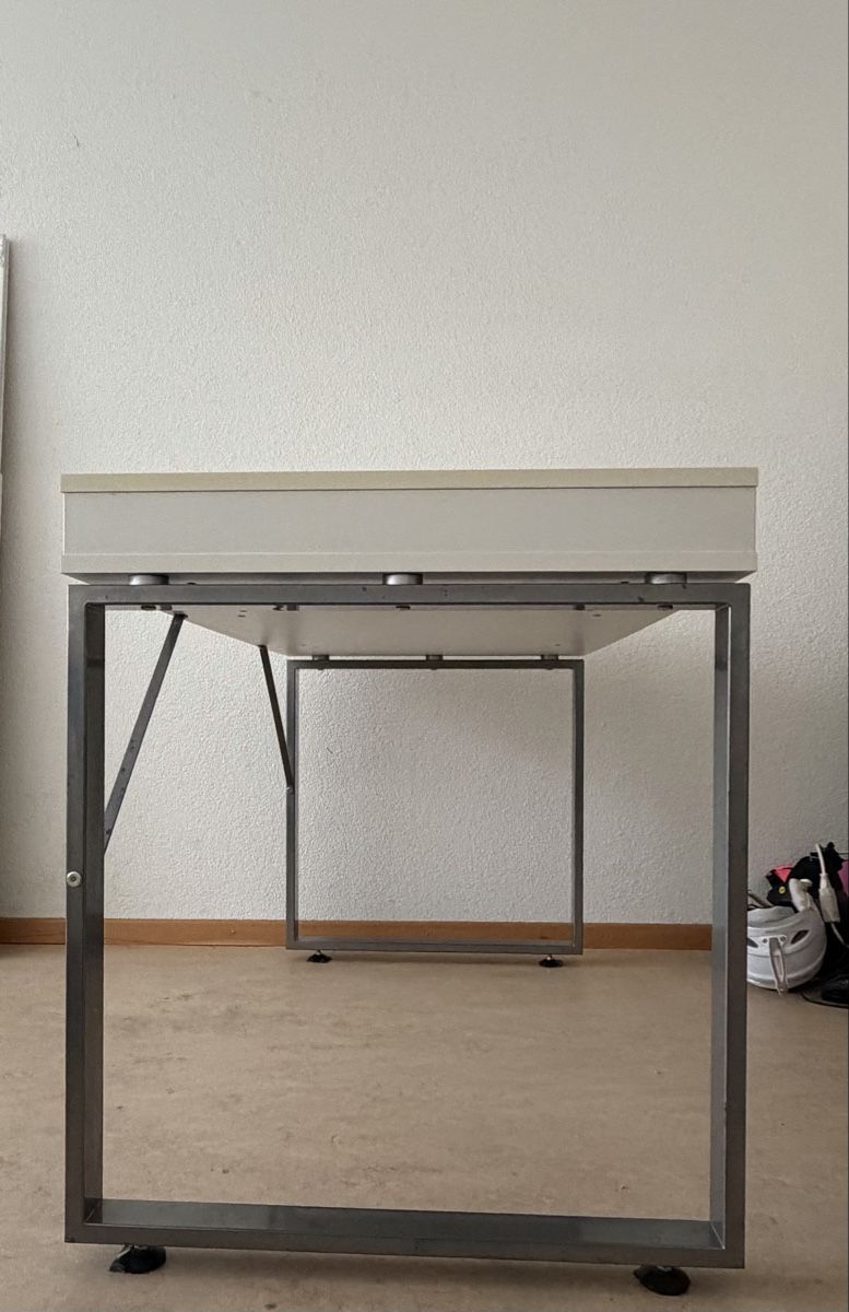 Bureaux: Weisser Schreibtisch mit Metallgestell – D'occasion à Kloten par alaned 1
