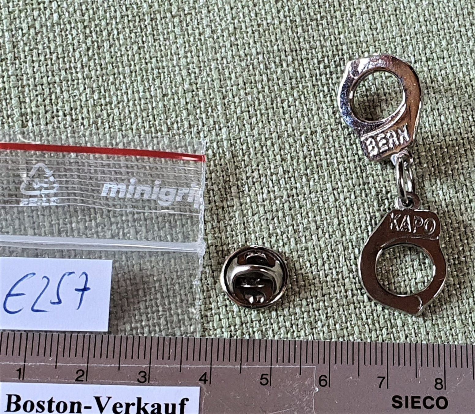Placchette & Badge: E257  Pin Handschellen KAPO Bern Polizei – Usato da Reinach BL venduto da Boston-Verkauf 4