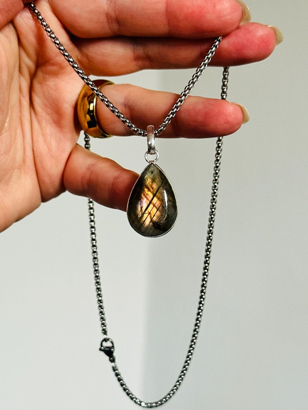 Ketten: Fashionable labradorite necklace – Neu und originalverpackt aus Genève von AGBERG 3