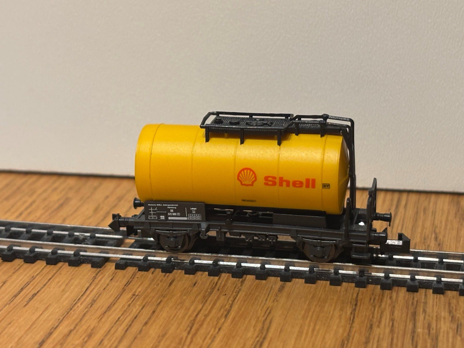Modellini di ferrovie: L2405: Kesselwagen SHELL (Spur N) – Usato da Birsfelden venduto da Birs_25 2