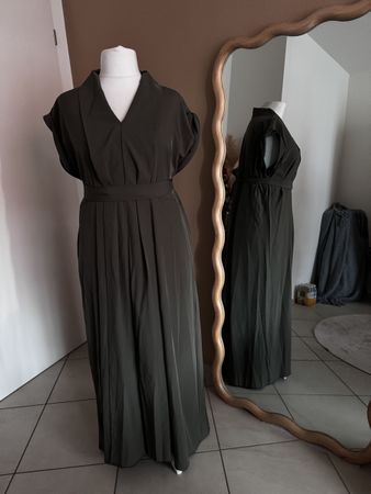 Sommerliches, dunkles, olivgrünes Maxi Kleid